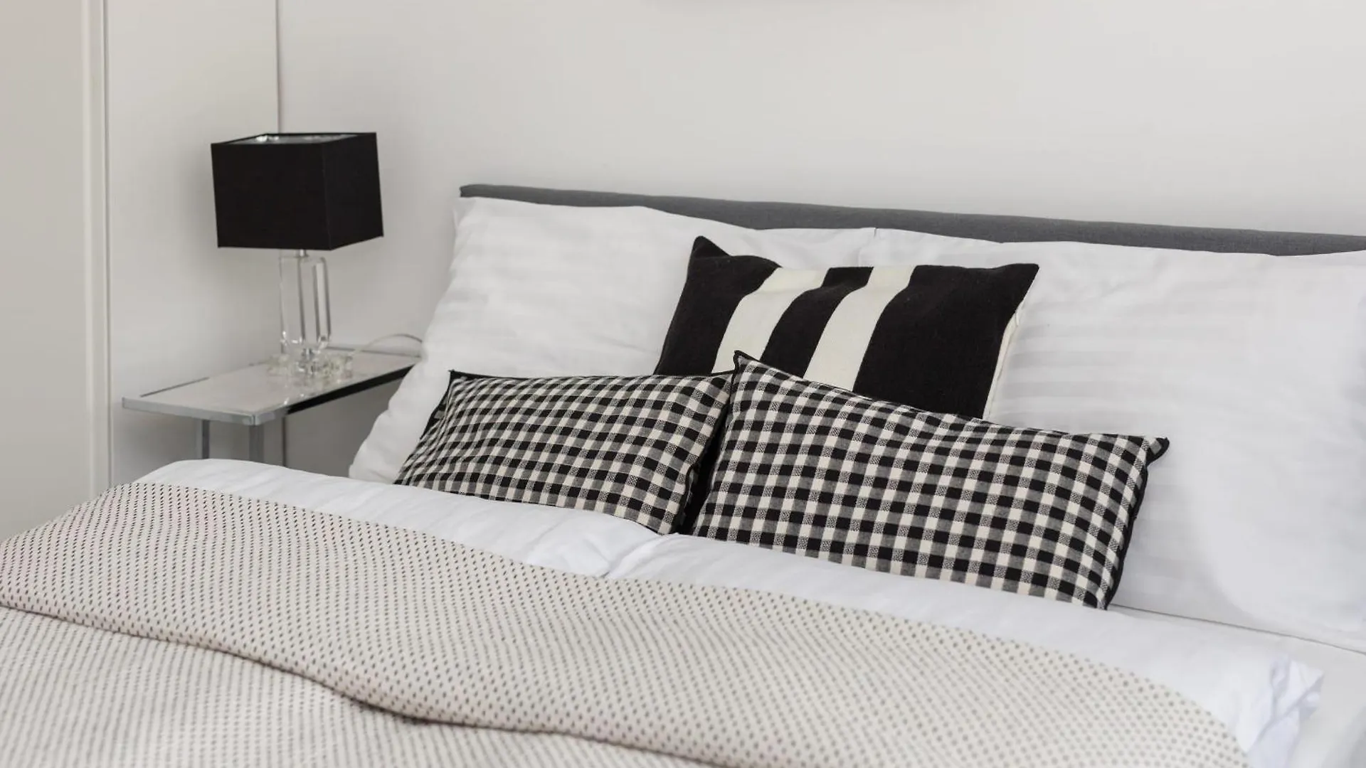 Apartment Plac Grzybowski Studio Near Metro Swietokrzyska By Noclegi Renters Warsaw